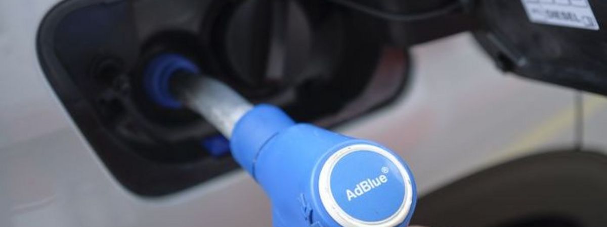 Un client d'une station-service fait le plein d'AdBlue pour son moteur diesel.